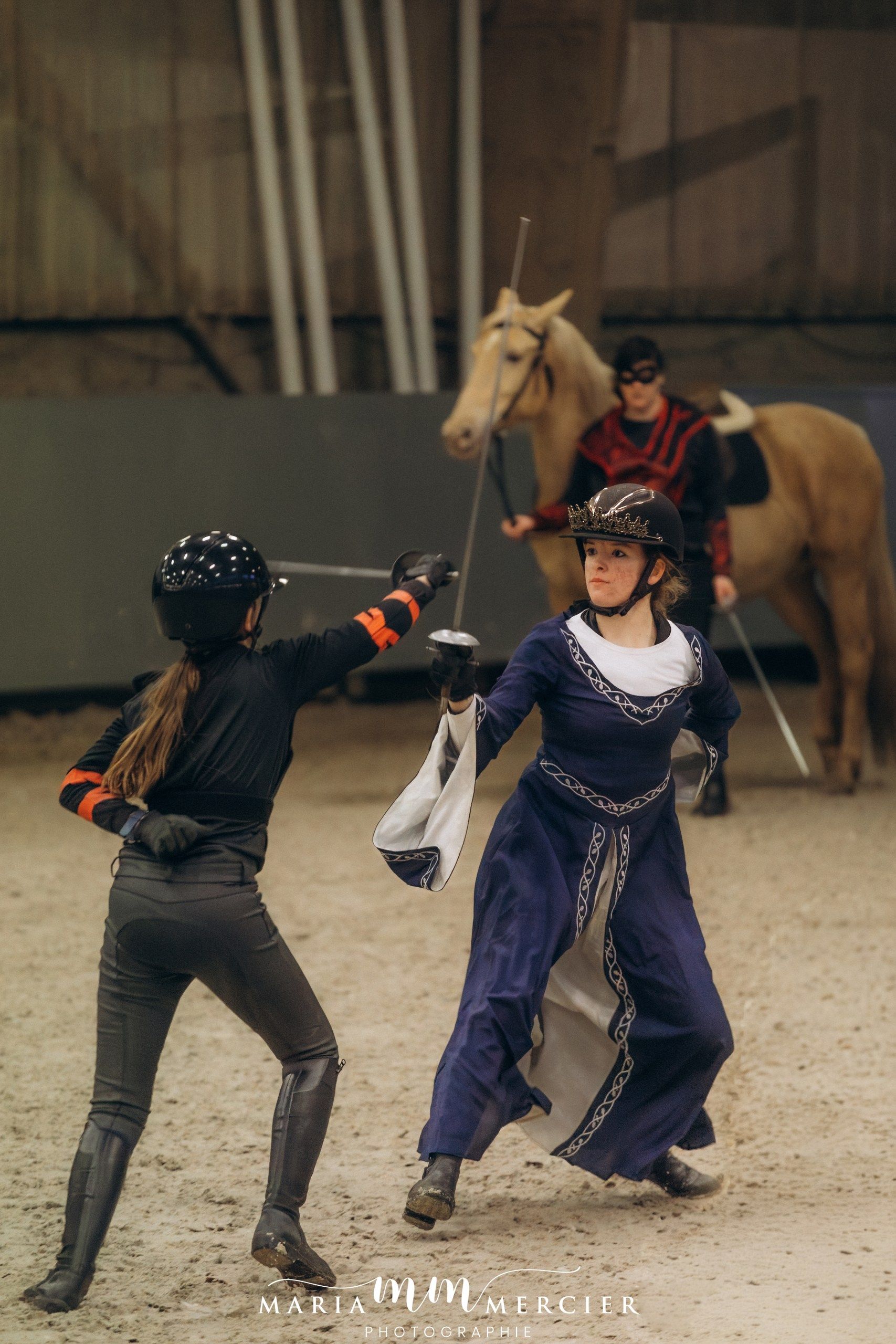 Deux comédiennes dans un combat d'épée pendant un spectacle d'art équestre