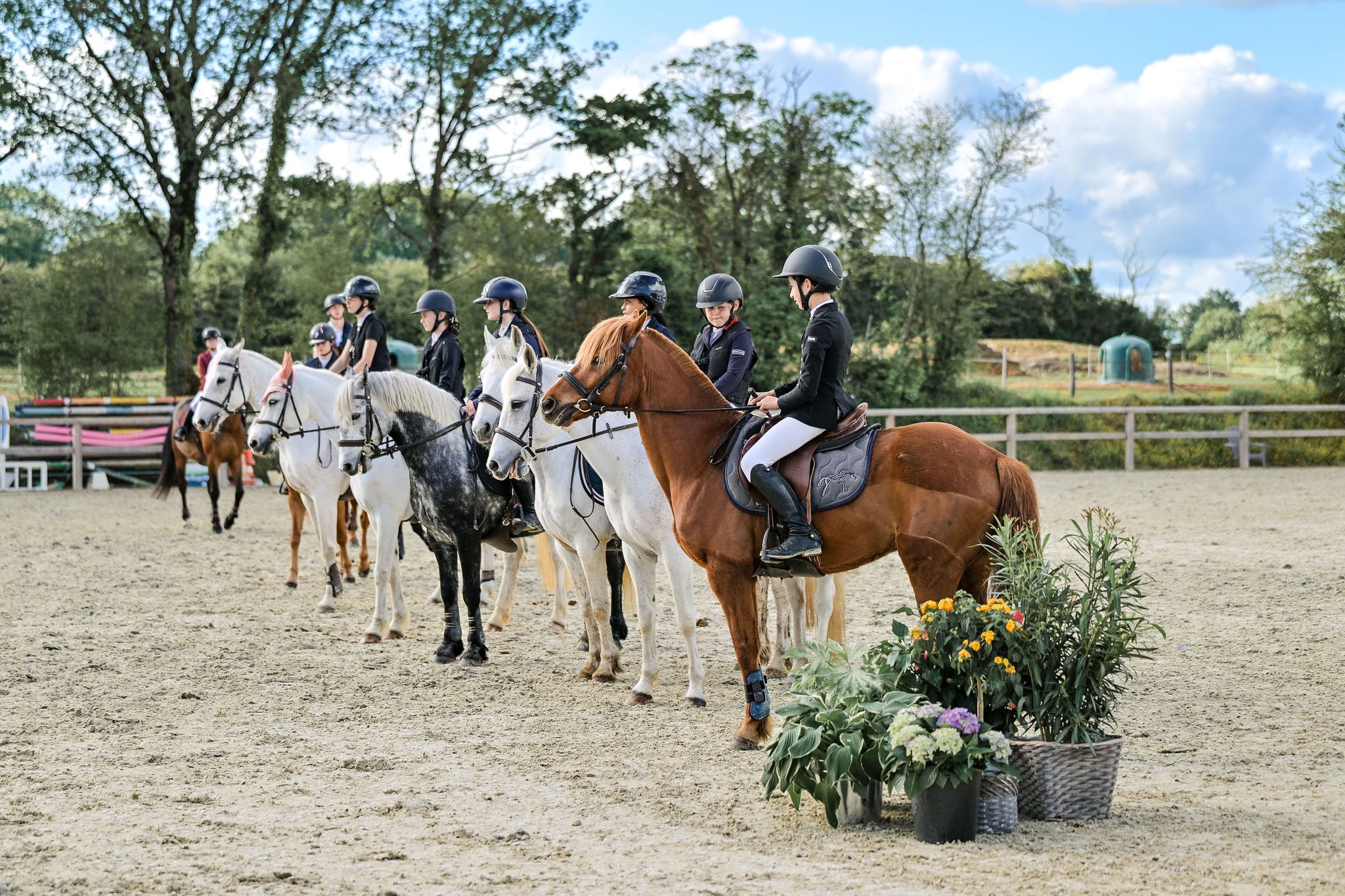 Des cavaliers à cheval à la remise des prix d'un CSO