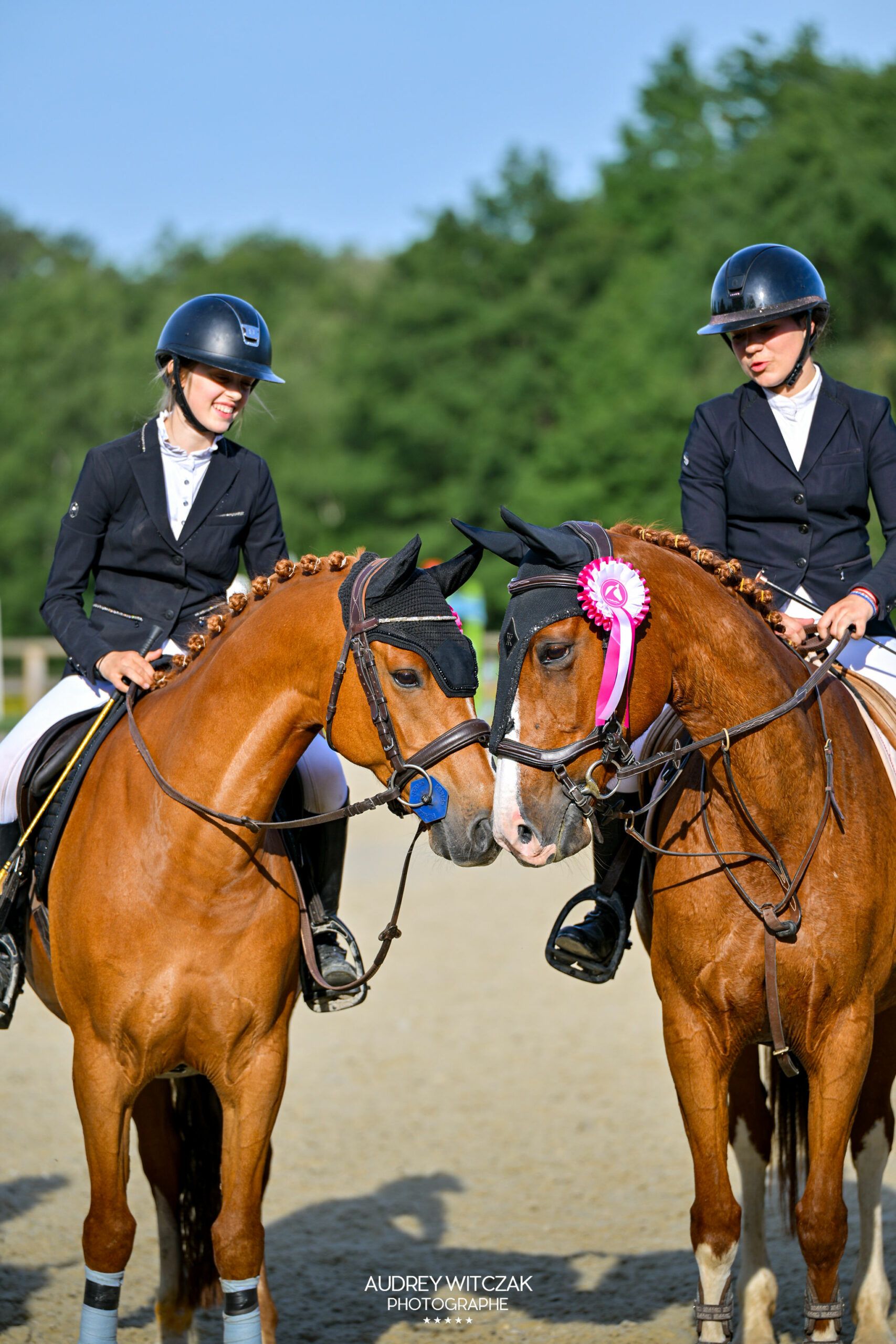 Deux cavaliers à cheval complice à la remise des prix d'un CSO
