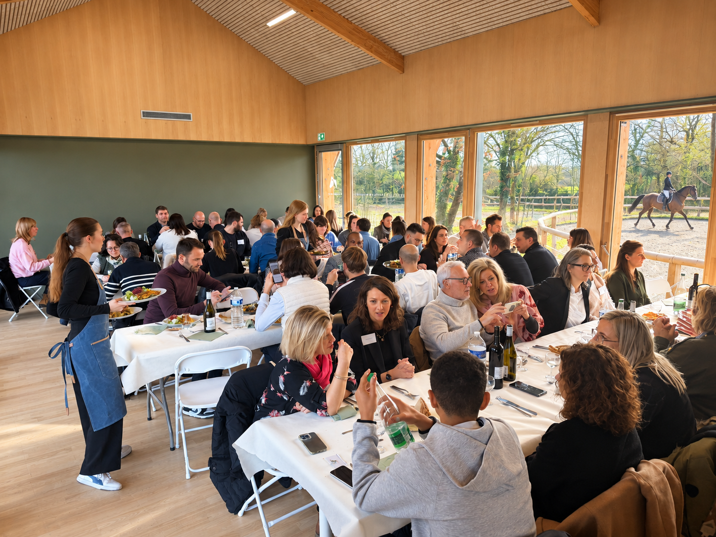 Un groupe profitant du restaurant pour un service à table