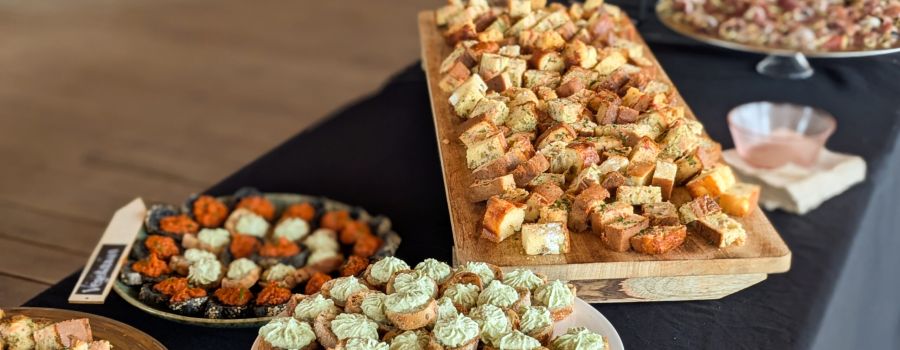 Un buffet de nourriture variée servi lors d'un séminaire