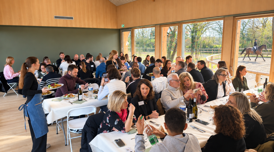Un groupe profitant d'un repas servi à table au Haras de Nantes